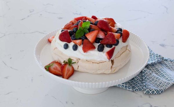 red-white-blue-mixed-berry-pavlova-recipe-5-600×371-1